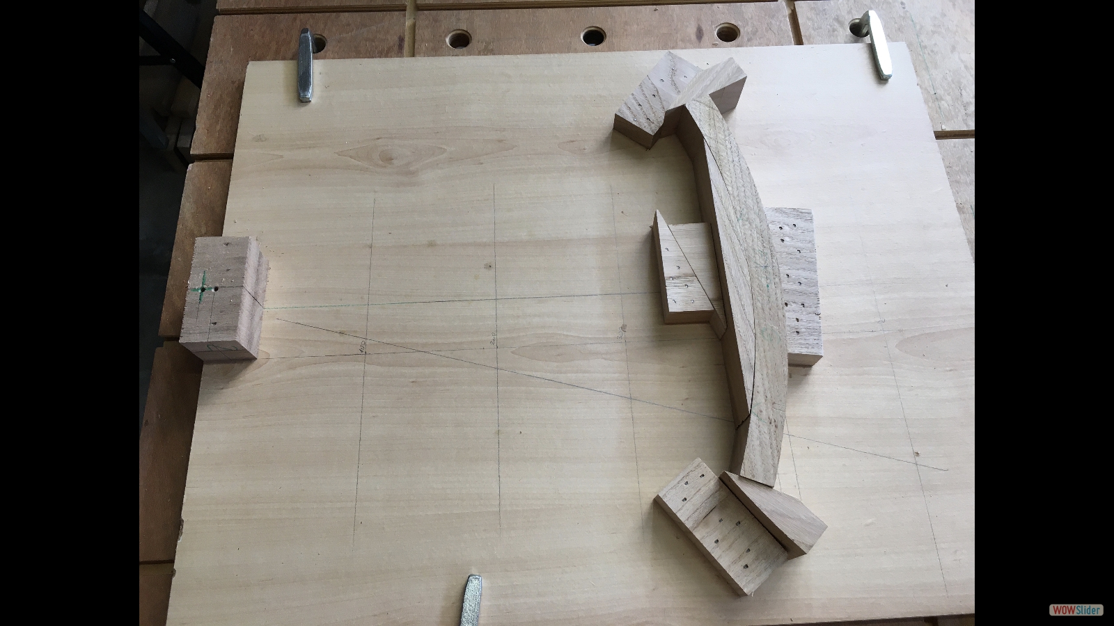 Montage pour l'usinage des mortaises en arc de cercle.