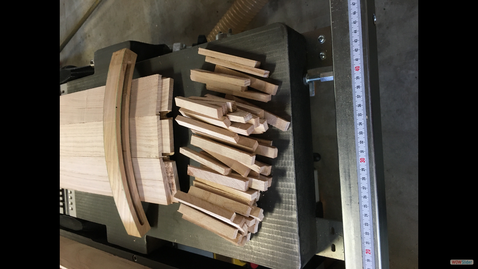 Petites languettes pour le collage des éléments des portes.