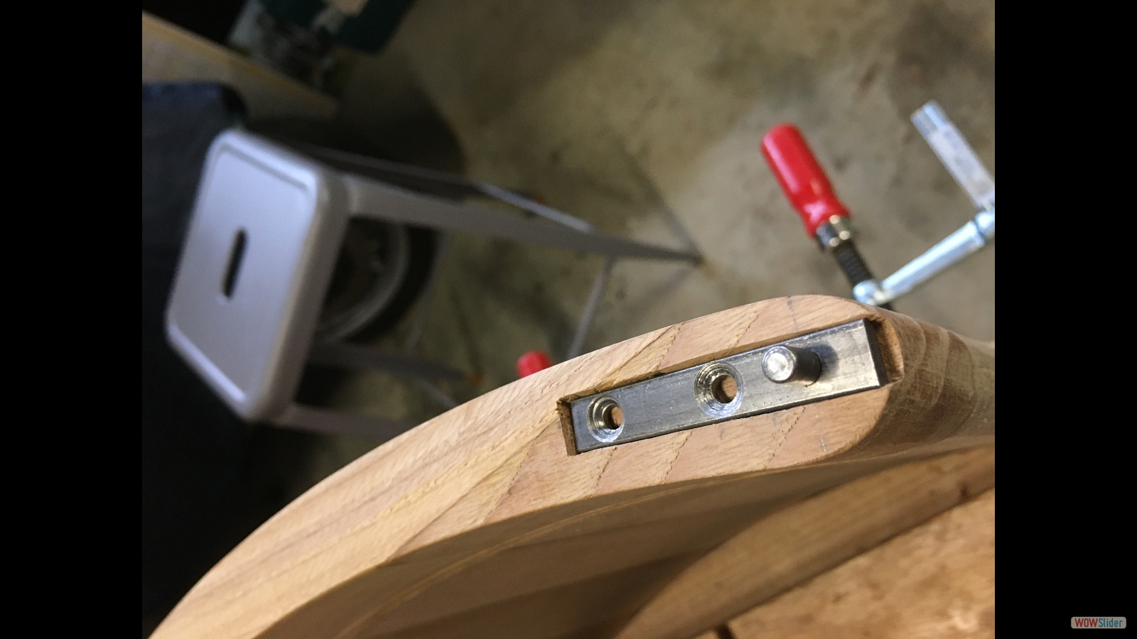 Entaille pour les charnières.